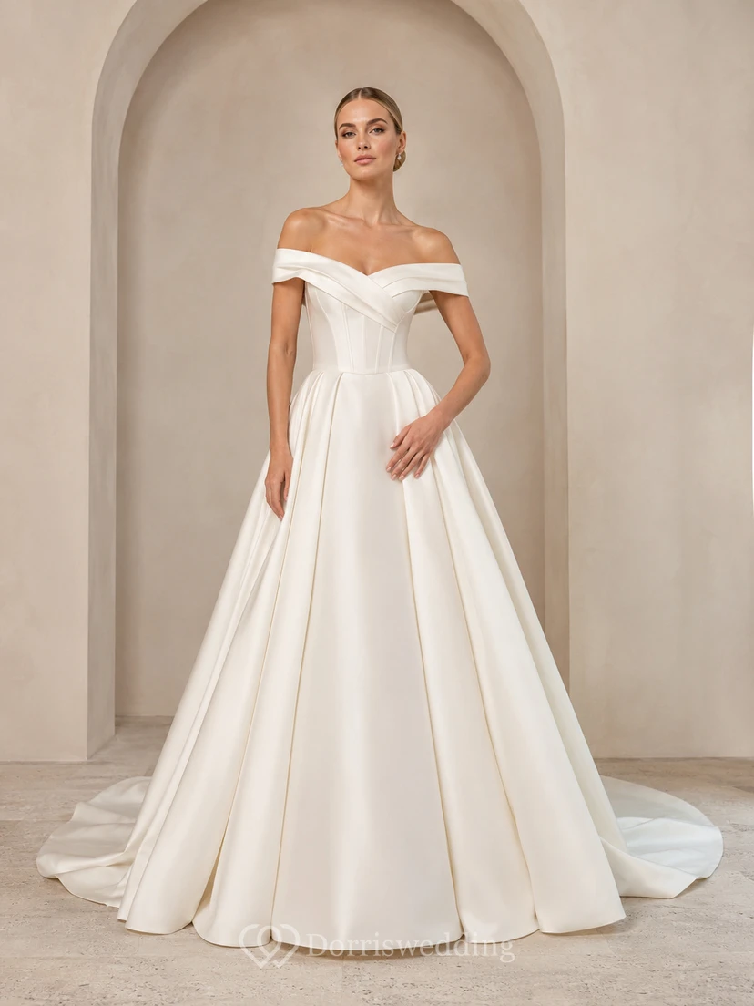 Elegantes Satin-Ballkleid mit schulterfreiem Schnitt, kurzen Ärmeln, Kapellenschleppe und strukturierten Falten – ein perfektes Brautkleid für die Villa.