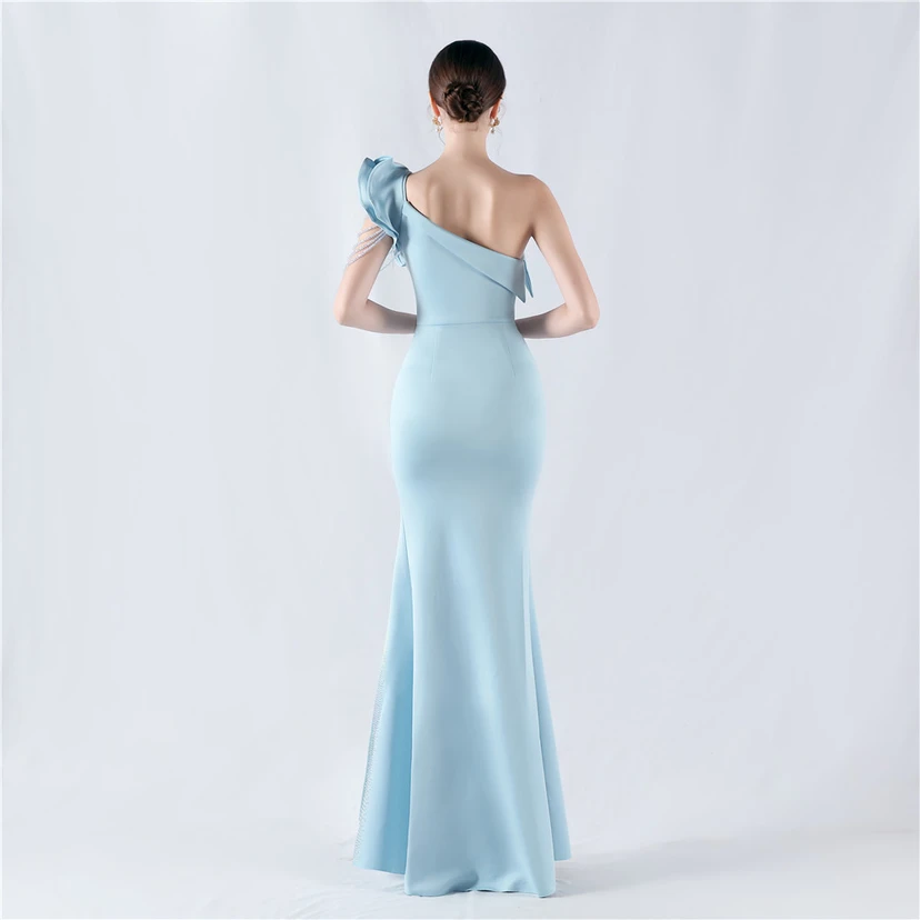 Vestido de noche con cuello oblicuo, hombros con estampado de hojas de loto, bordado artesanal y diamantes, ideal para la celebración de la reunión anual. view 6