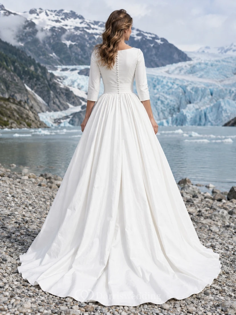 Vestido de novia sencillo de popelina de algodón con escote barco, mangas tres cuartos y botones, corte en A, largo hasta el suelo. view 2