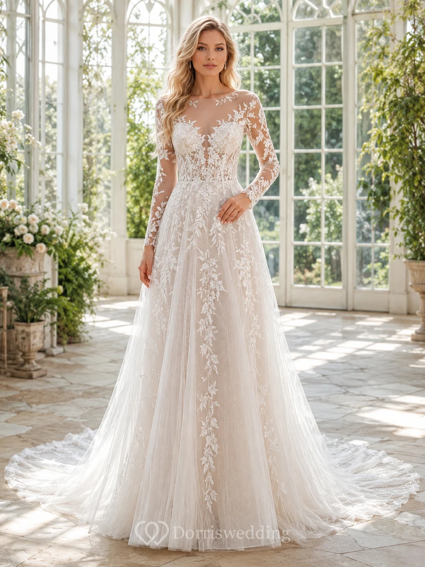 Robe de mariée en dentelle et tulle, coupe trapèze, col montant, manches longues et traîne.