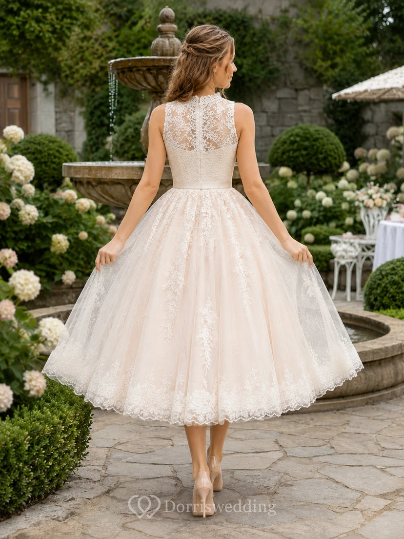 Ärmelloses Brautkleid aus Spitze im Stil der 1950er Jahre mit hohem Kragen und Teelänge view 2