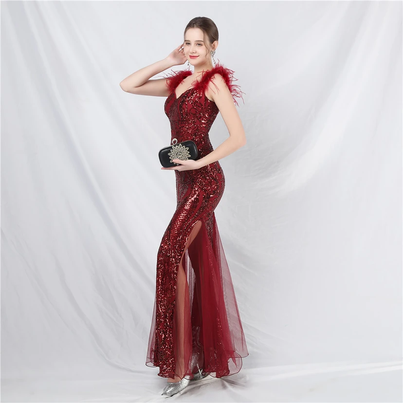 Robe longue haut de gamme en maille à sequins et plumes d'autruche. view 3