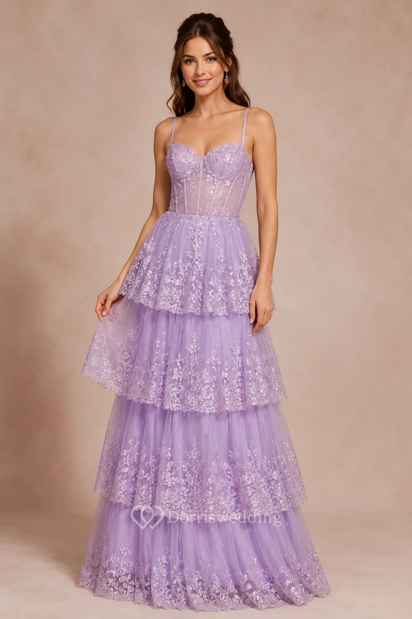 Vestido de fiesta de tul con encaje y tirantes finos color lavanda, con volantes y espalda tipo corsé.
