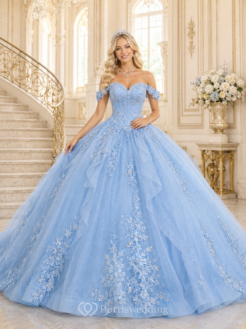 Vestido de quinceañera azul cielo con escote corazón, hombros descubiertos, encaje, apliques de cuentas, corsé en la espalda y cola catedral.