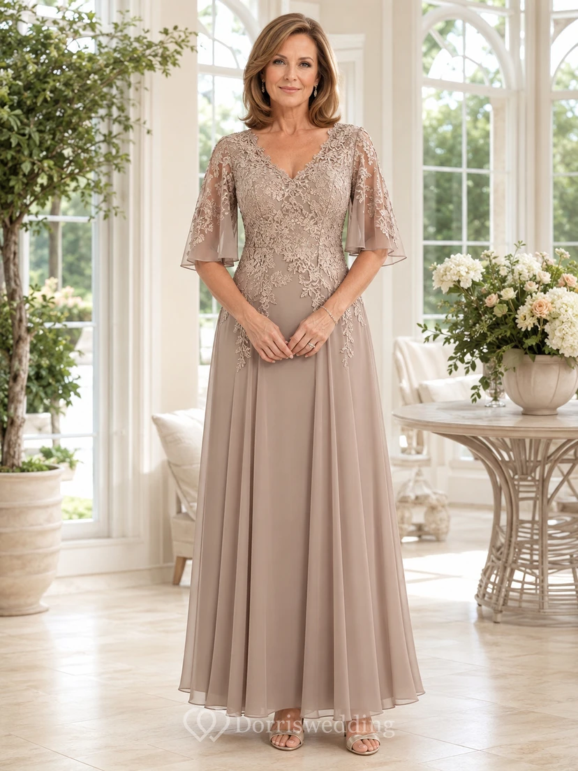 Romantisches Brautmutterkleid aus taupefarbener Spitze mit V-Ausschnitt, halben Volantärmeln und A-Linien-Schnitt aus Chiffon in Bodenlänge