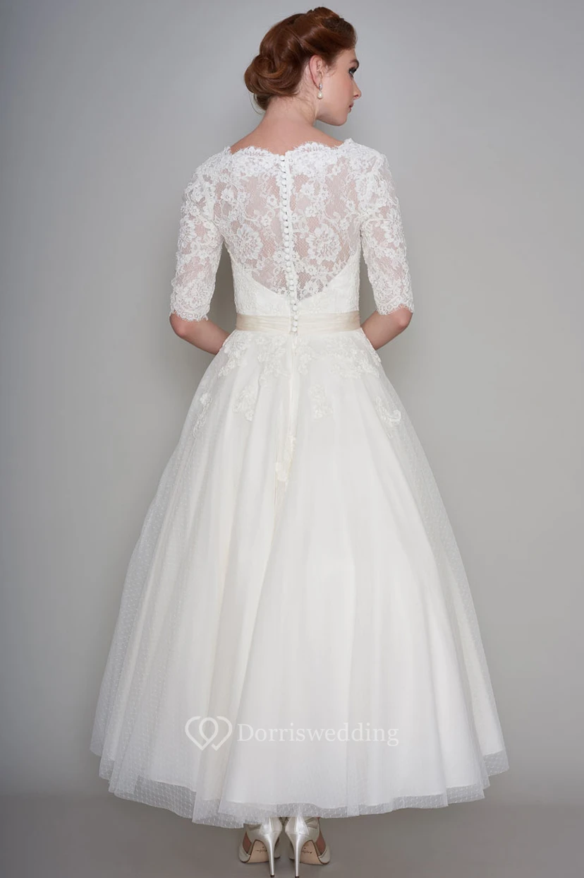 Robe de mariée courte en dentelle et organza, manches mi-longues, longueur cheville, ornée d'appliqués. view 2
