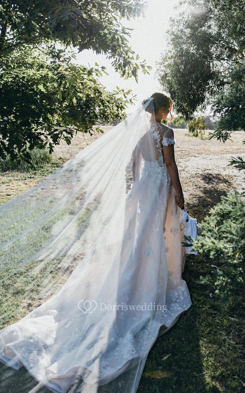 Robe de mariée bohème champêtre à manches courtes, décolleté plongeant, coupe empire et découpe en forme de goutte, ornée d'appliqués de dentelle. view 2
