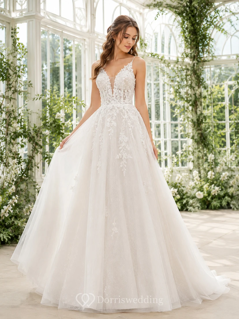 Robe de mariée romantique fluide en dentelle florale à col en V et coupe trapèze, avec traîne courte, ornée d'une traîne courte.