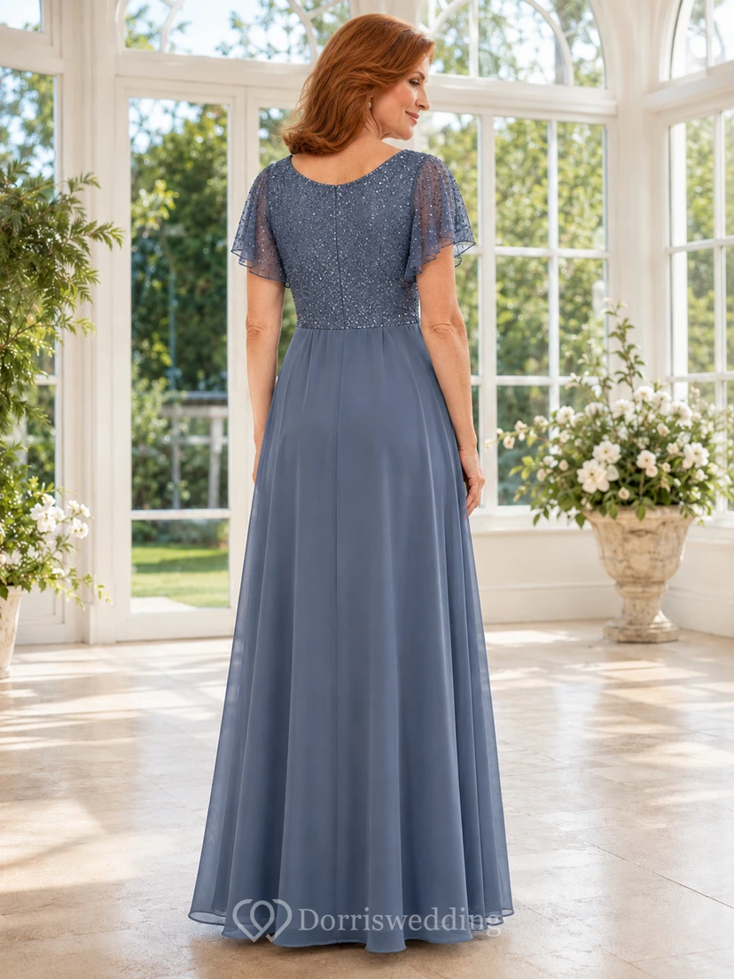 Elegantes, bodenlanges Chiffonkleid in Stahlblau mit A-Linien-Schnitt, Rundhalsausschnitt, paillettenbesetztem Oberteil und flatternden Ärmeln für die Mutter der Braut. view 2