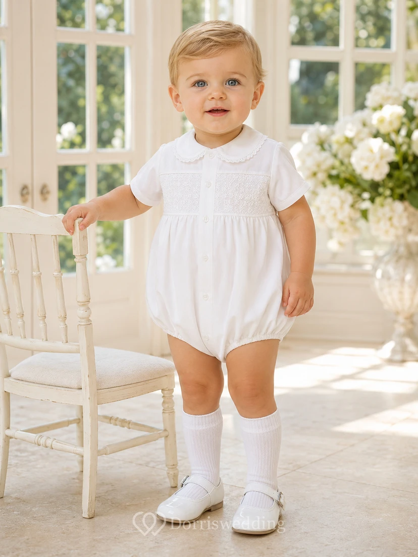 Grenouillère de baptême blanche en dentelle smockée à col Claudine pour bébé garçon