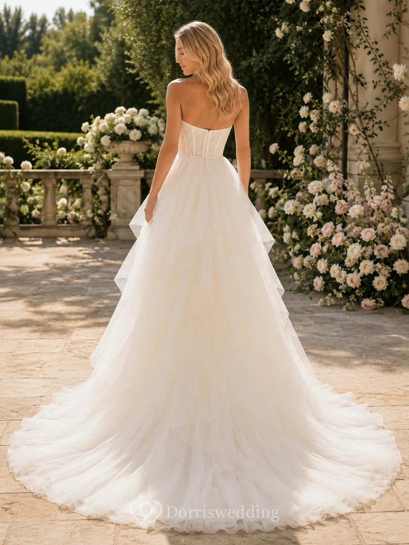 Vestido de novia minimalista de satén, estilo princesa, sin tirantes, con escote corazón y cola larga. view 2