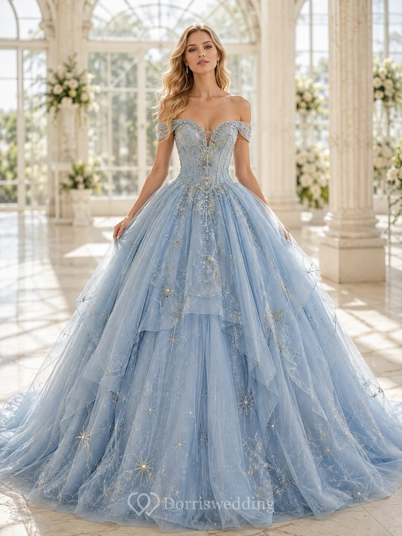 Vestido de quinceañera de tul bordado con cuentas, hombros descubiertos y cola larga, color azul cielo fantasía.