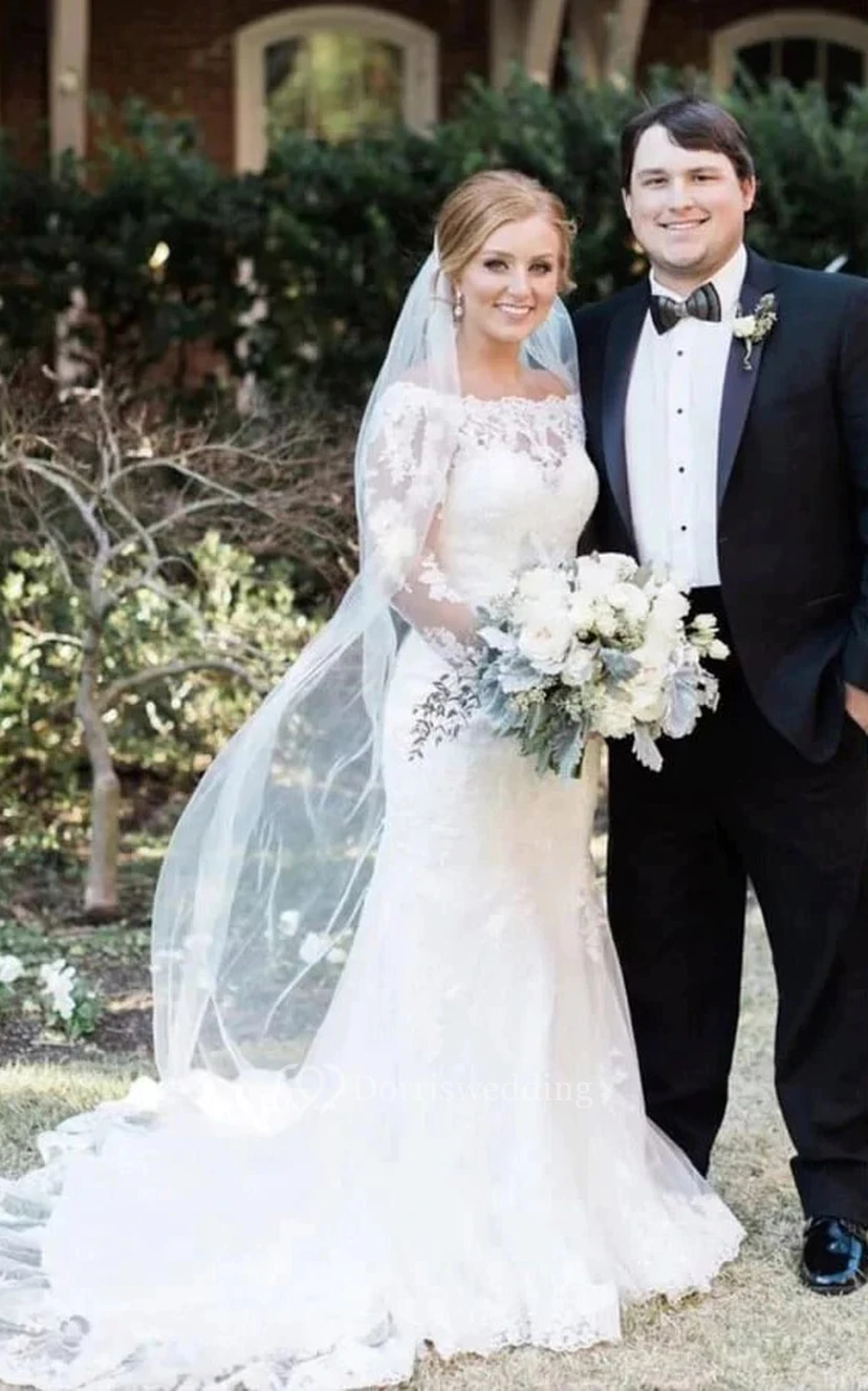 schulterfreies, ärmelloses Etuikleid mit Spitze und Schleppe – Brautkleid view 3