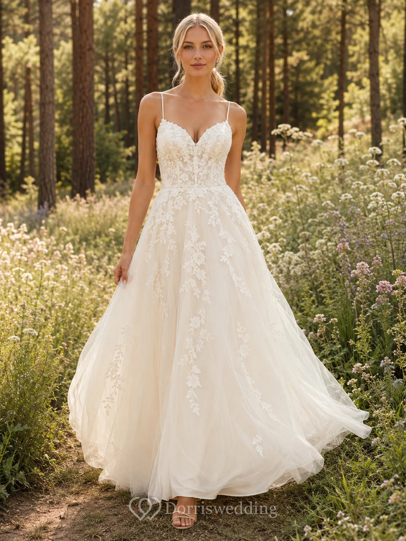 Robe de mariée bohème à bretelles spaghetti et décolleté cœur en dentelle, style forêt