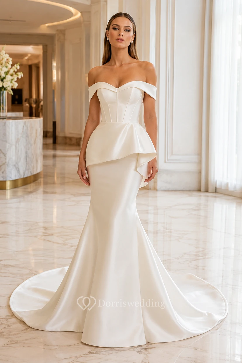 Schulterfreies Brautkleid im Meerjungfrauenstil aus Satin mit Schößchen und Schleppe