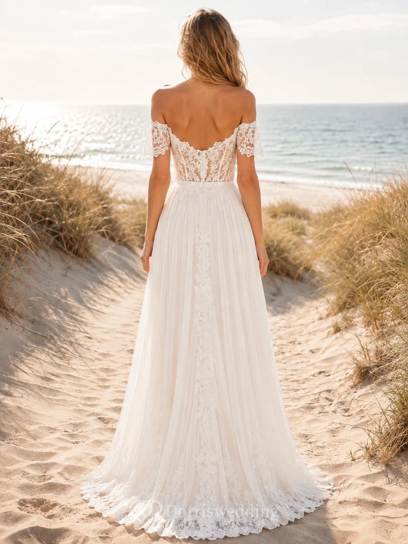 Robe de mariée bohème en dentelle florale, épaules dénudées, décolleté cœur, manches courtes illusion, coupe trapèze et traîne. view 2