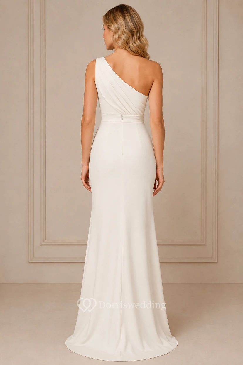 Robe de mariée fourreau simple à une épaule avec corsage froncé view 2