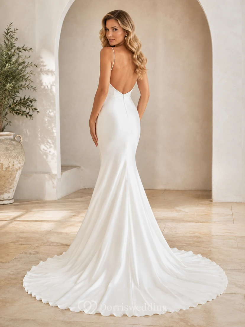 Robe de mariée sirène en satin à dos nu et bretelles spaghetti froncées, longue jusqu'au sol, avec traîne cathédrale et col bénitier view 2