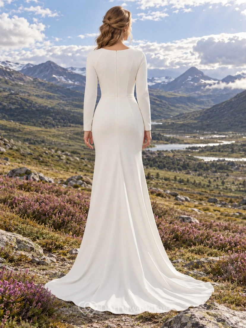 Vestido de novia de crepé de manga larga con escote barco, corpiño con paneles y cola. view 2