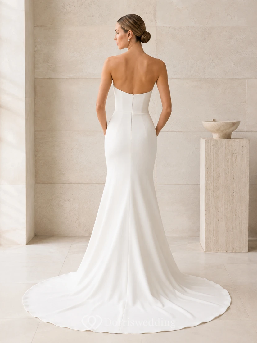 Minimalistisches Brautkleid aus Satin im Meerjungfrauenstil, trägerlos, mit Schleppe view 2