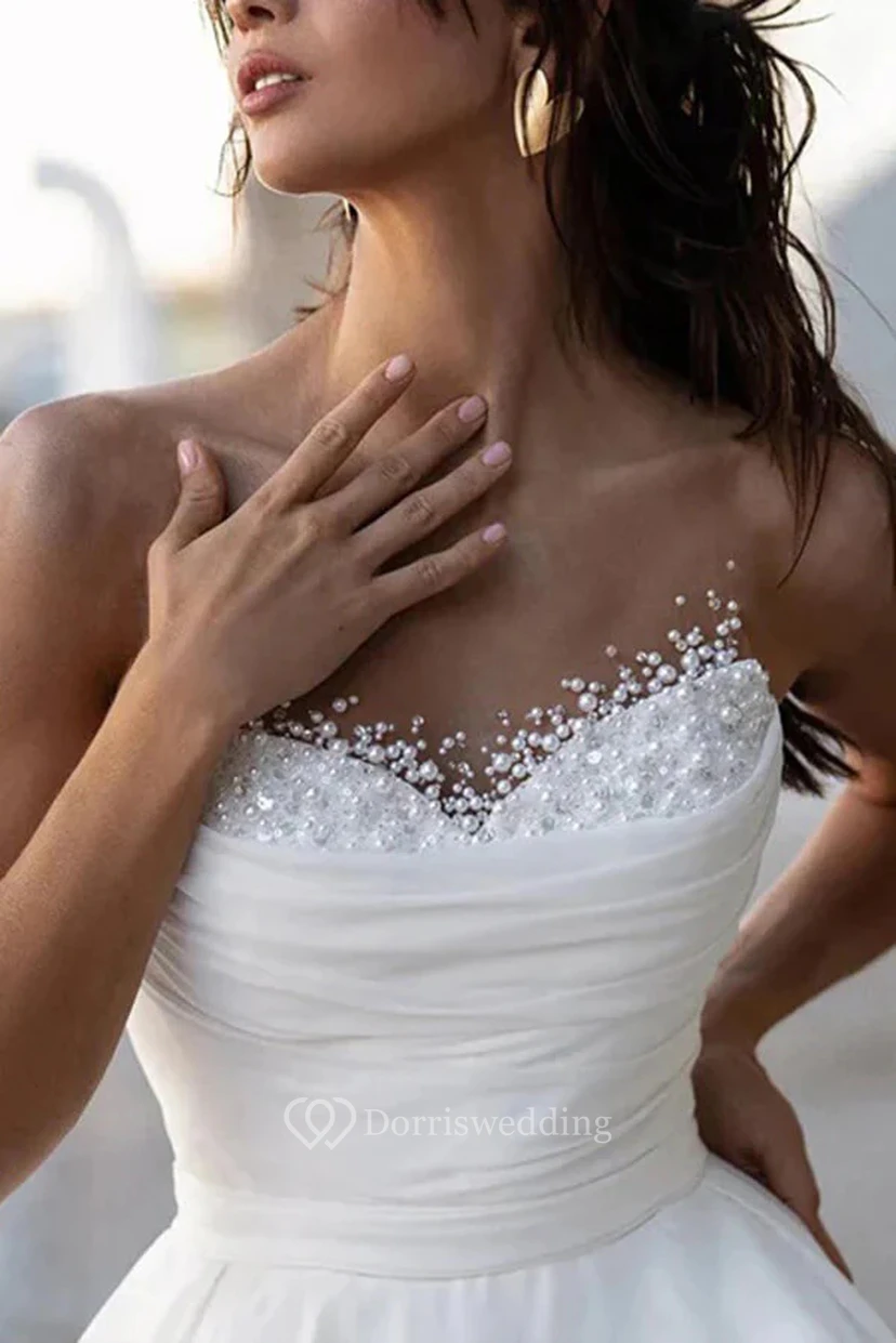 Vestido de novia de satén sin tirantes, con corte imperio y fruncido, estilo princesa, con pedrería. view 2