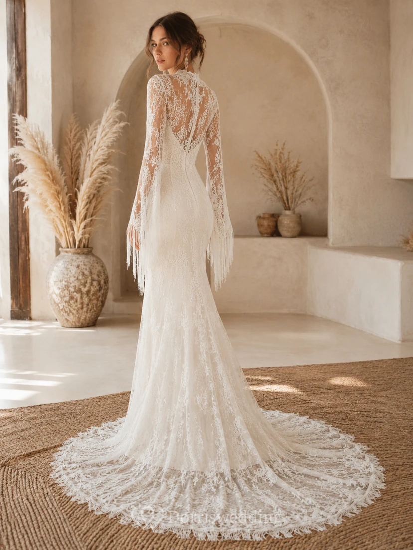 Vestido de novia estilo sirena bohemio de encaje con cuello alto, mangas largas transparentes, puños con flecos y cola vintage. view 2