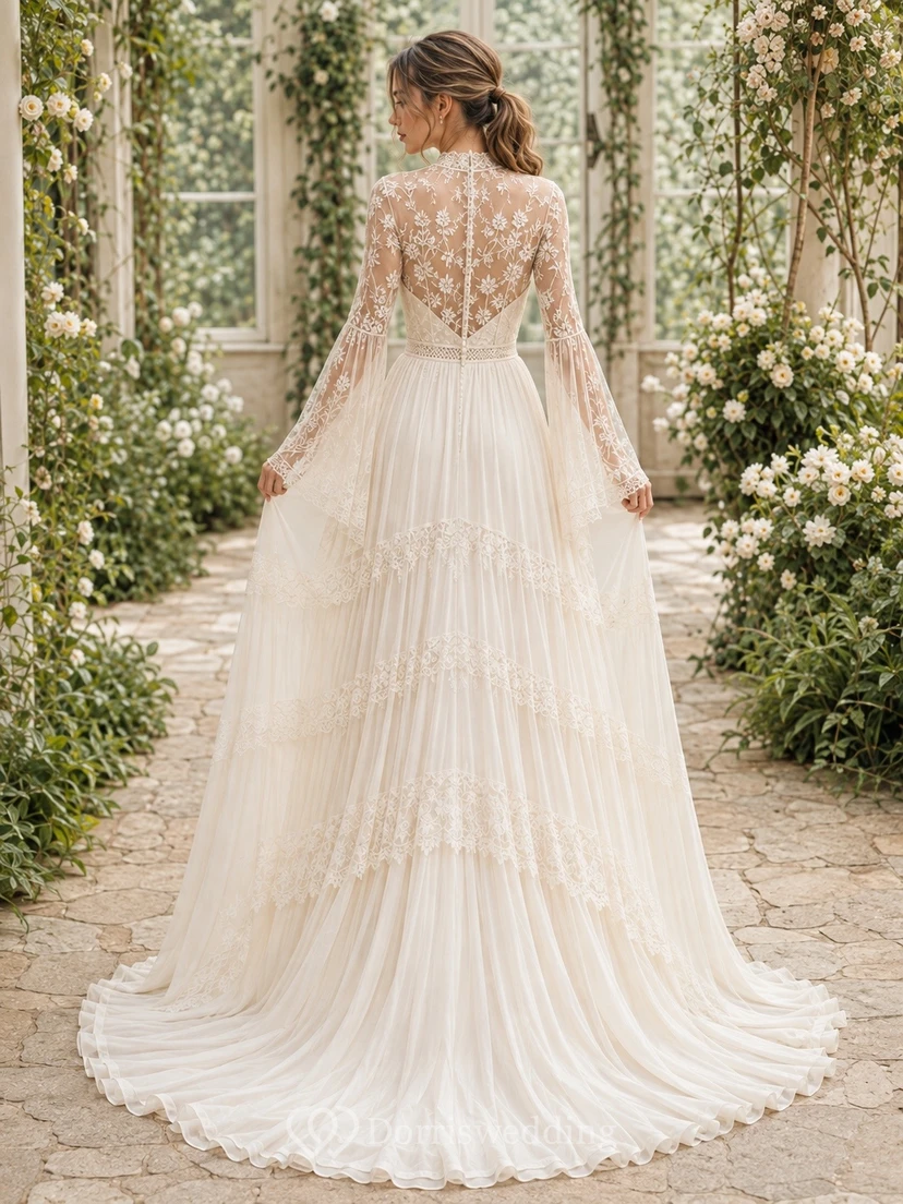 Vestido de novia bohemio de encaje con escote cuadrado, mangas tres cuartos y corte en A con volantes. view 2
