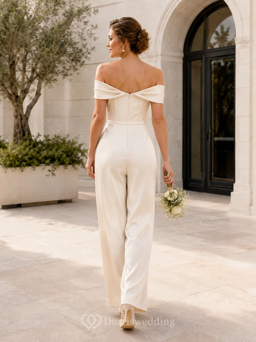 Combinaison de mariage civil à épaules dénudées, froncée et à jambes larges, en satin avec ceinture et épaules dénudées view 2