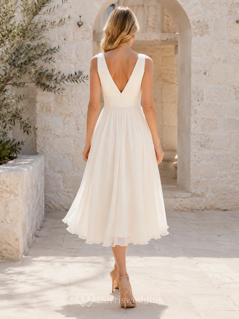 Robe de mariée plissée en mousseline, coupe trapèze, longueur thé, col en V, sans manches, dos nu en V, taille naturelle view 2
