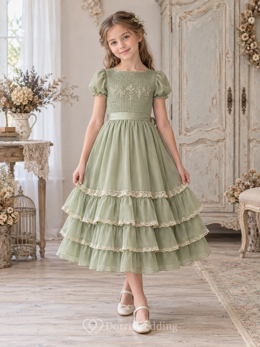 Teelanges, schlichtes salbeifarbenes A-Linien-Kleid mit Puffärmeln, gerafftem Stufenrock und Spitzensaum für Blumenmädchen