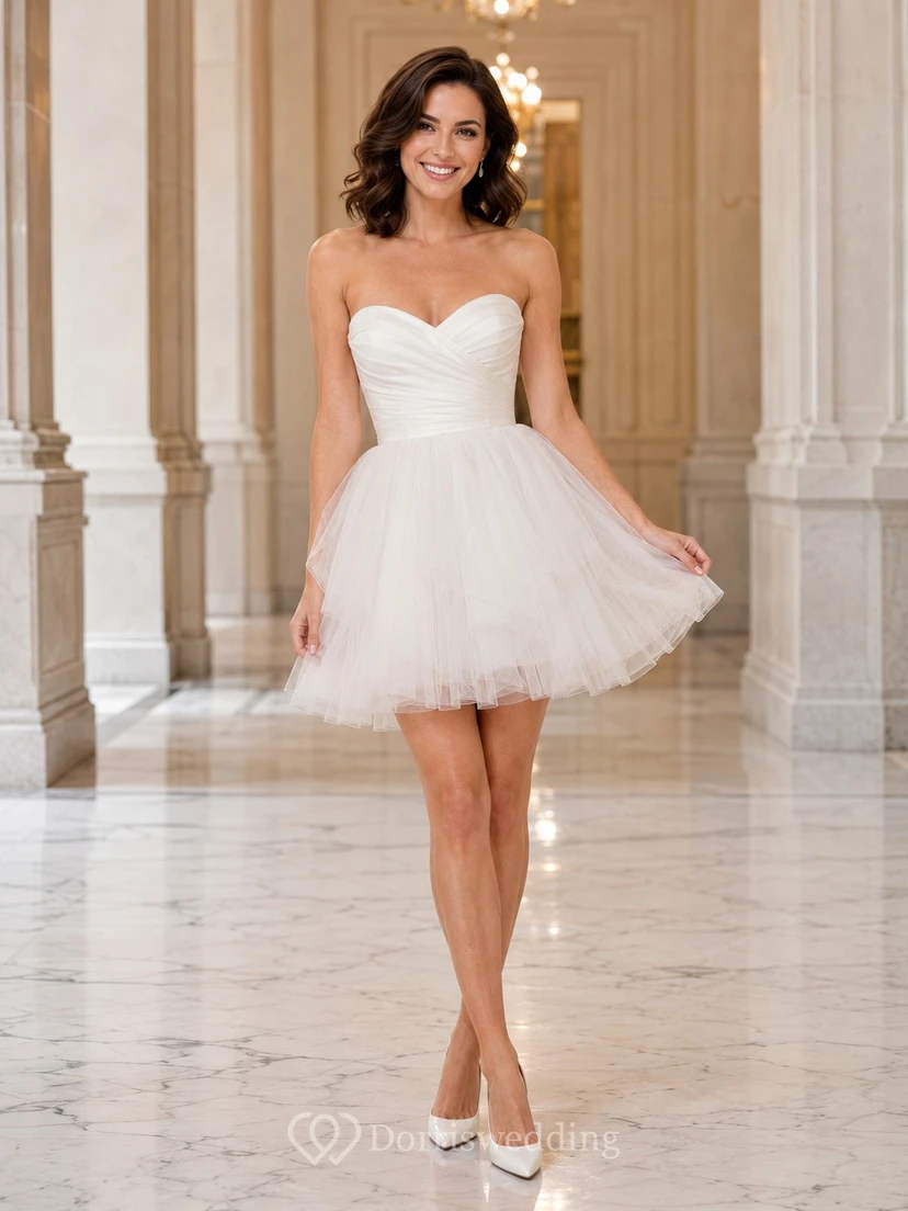 Vestido corto de tul sin mangas con escote corazón, romántico y perfecto para una boda íntima.