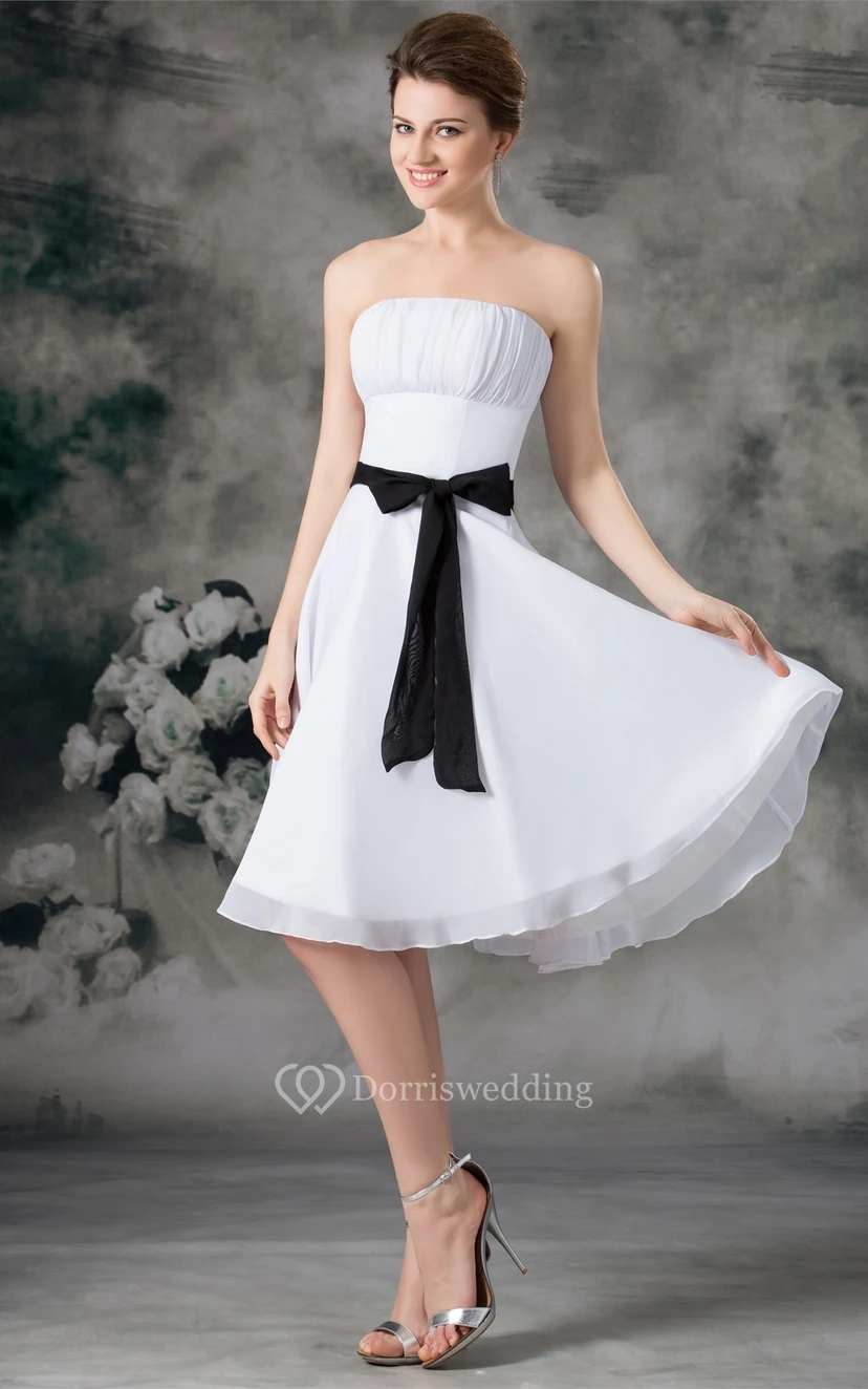 Trägerloses, knielanges Chiffonkleid mit Schleife und Raffungen view 4