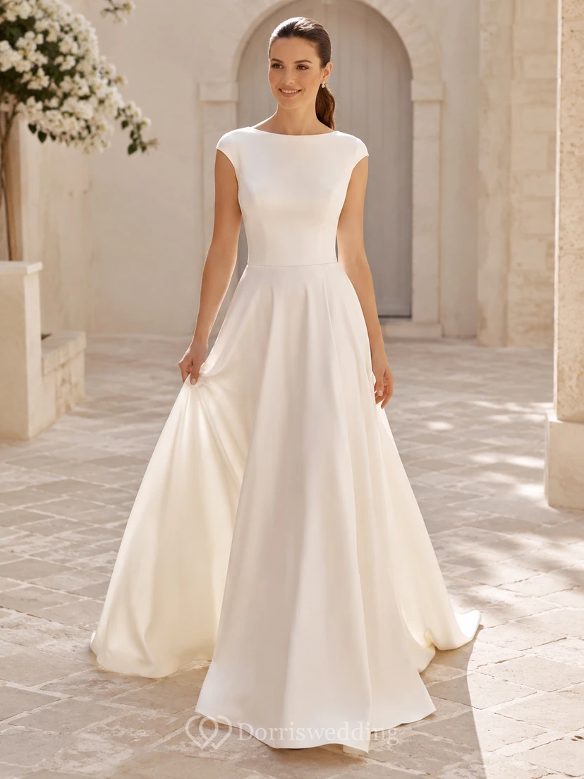 Robe de mariée minimaliste en satin, manches bateau, coupe trapèze, dos nu plongeant et traîne chapelle