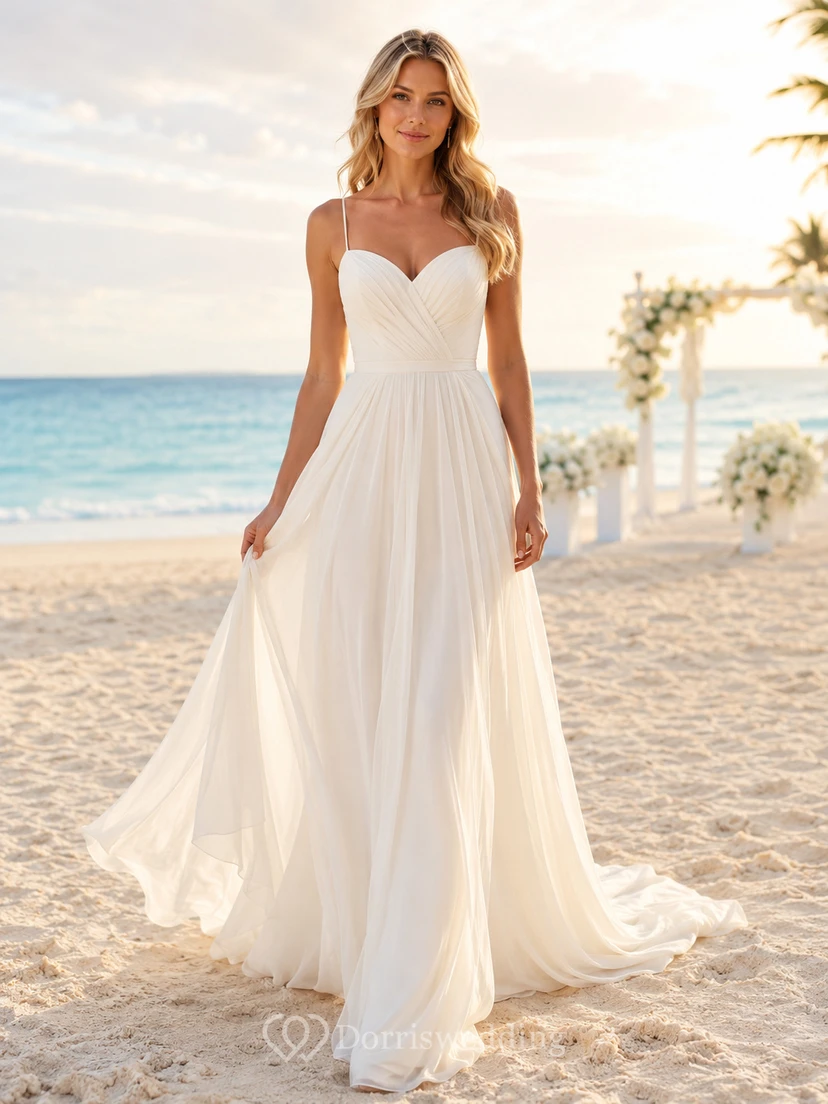 Vestido de novia de tul para la playa, corte A, sin tirantes, con cola larga, detalle de volantes y escote en V bajo.