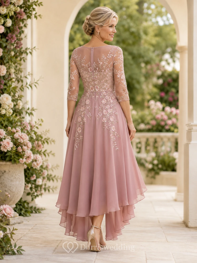 Luxuriöses, a-Linien-Kleid in Altrosa für die Mutter der Braut aus Tüll mit Illusionsausschnitt, U-Boot-Ausschnitt, Dreiviertelärmeln und floraler Stickerei. view 2