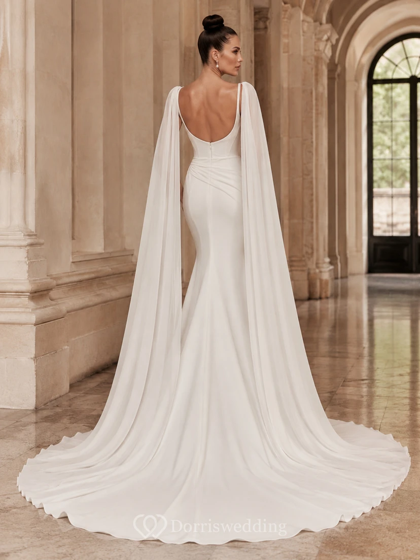 Robe de mariée moderne en satin à traîne chapelle, coupe carrée et élégante, style fourreau, avec traîne chapelle et une allure romantique raffinée. view 2