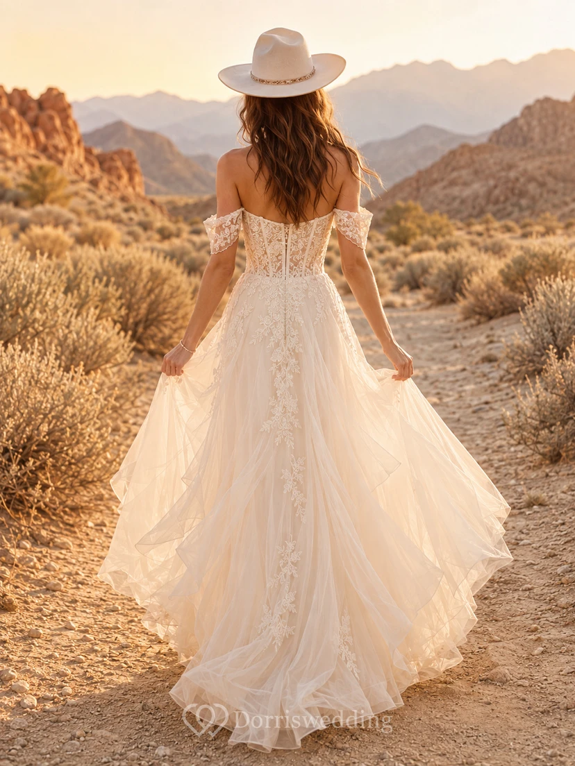 Brautkleid im Landhausstil aus Spitze und Tüll, A-Linie, schulterfrei, kurze Ärmel, bodenlang mit Schlitz view 2