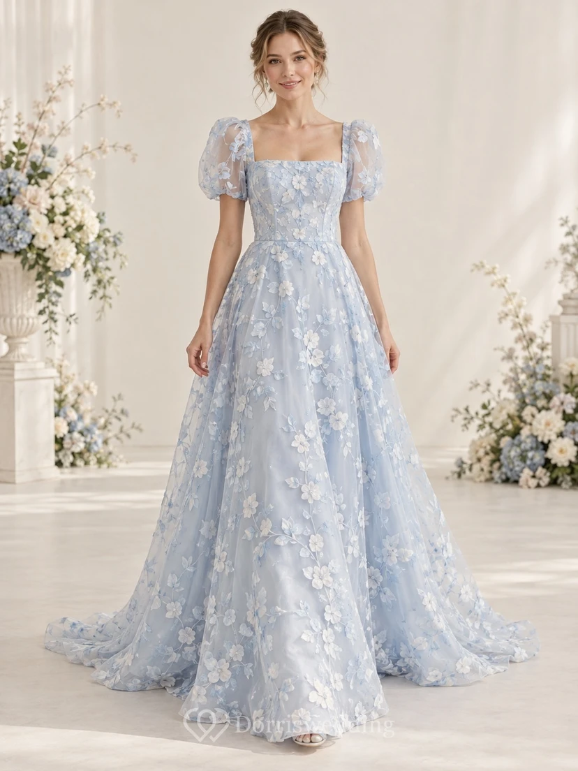 Vestido de novia azul cielo con escote cuadrado, mangas abullonadas y cola de organza floral.