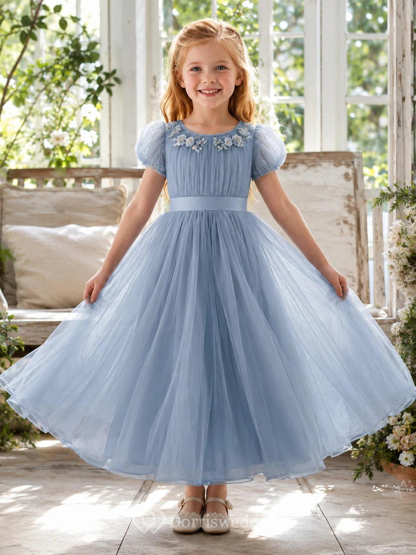 Robe de demoiselle d'honneur bleu acier, coupe trapèze, en tulle, col rond, manches bouffantes, imprimé floral, longueur thé