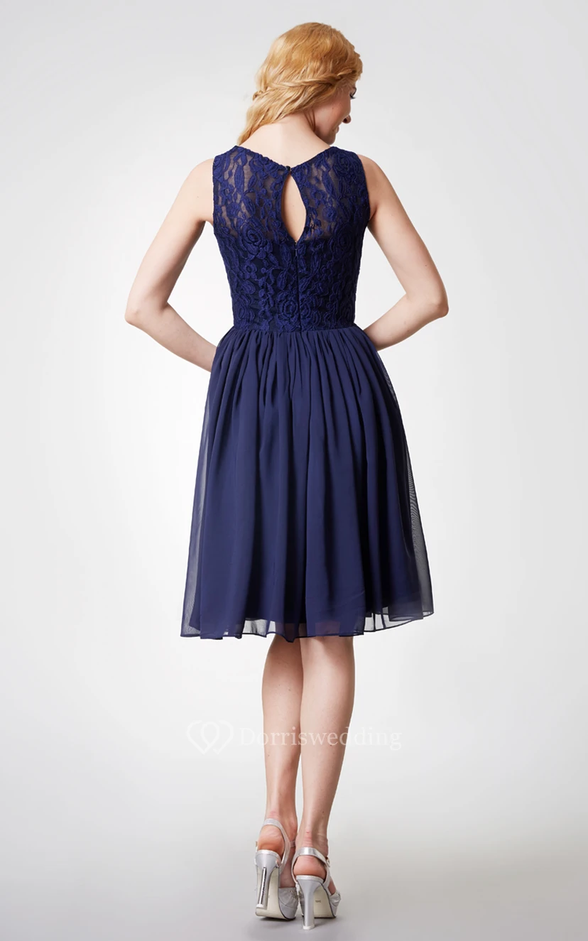 Robe glamour en mousseline plissée, longueur genou, col rond et ceinture en satin. view 4