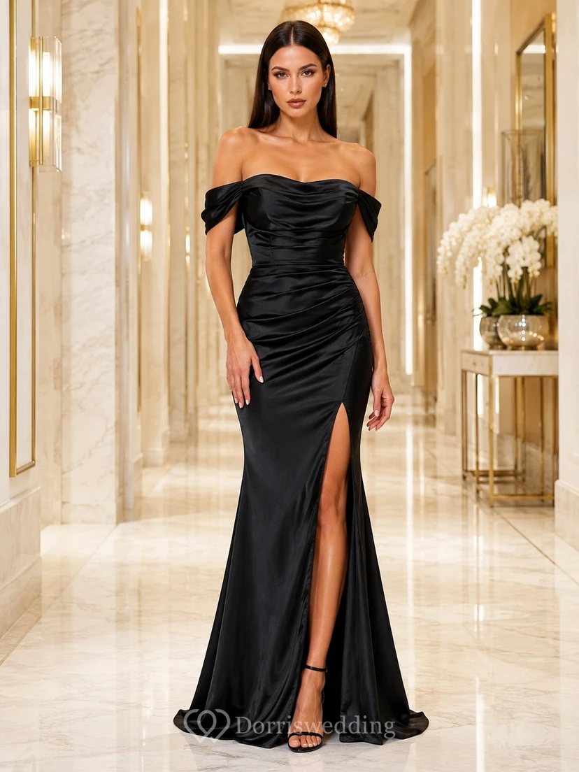 Vestido de noche largo de satén negro con escote corazón, corte sirena y abertura lateral.