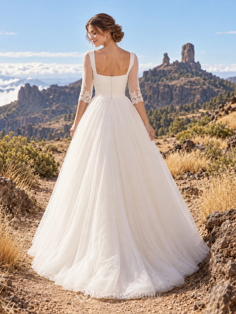 Vestido de novia romántico con escote cuadrado, corte en A, encaje, mangas cortas y cola de tul. view 2