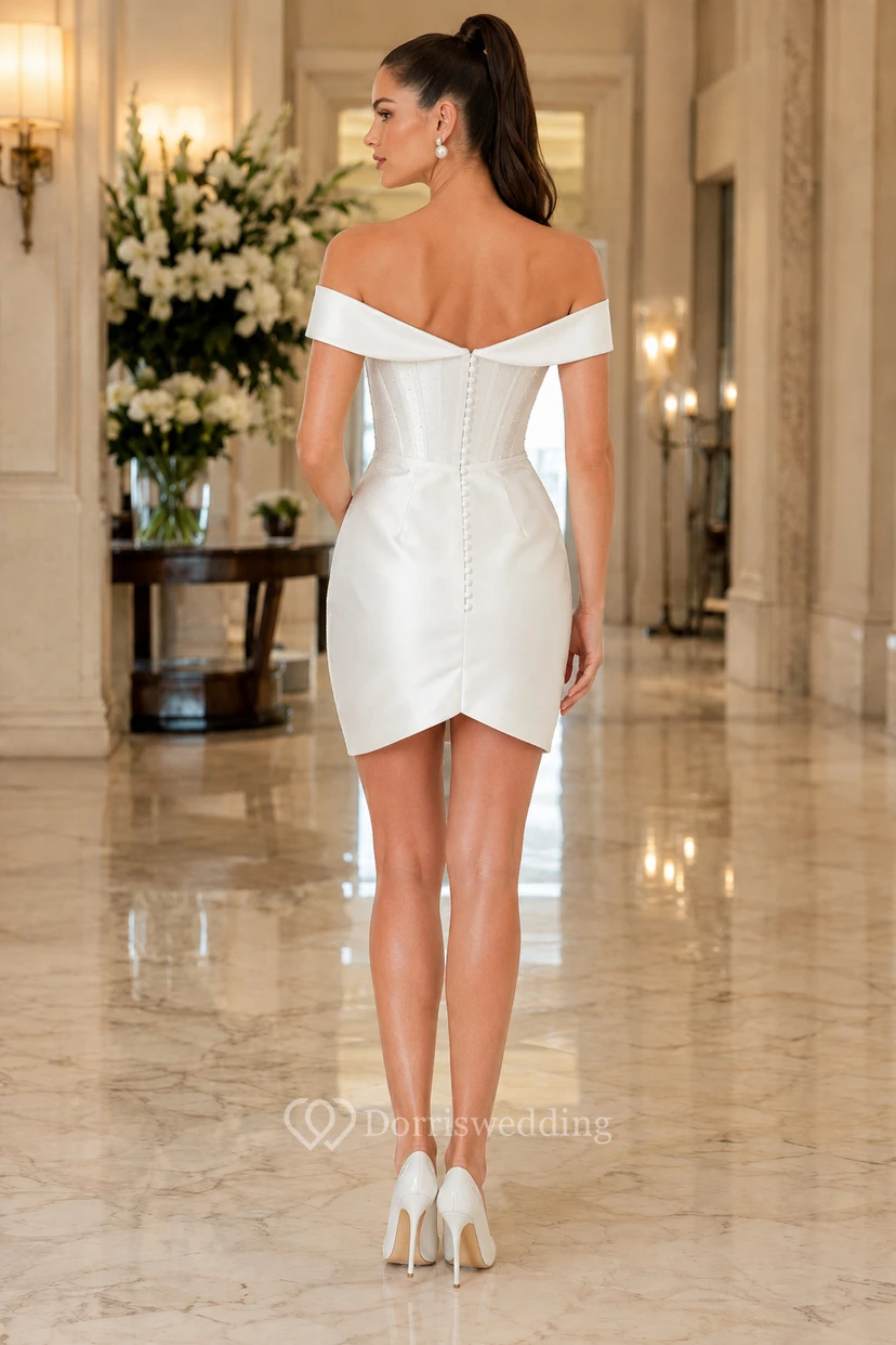 Robe de mariée mini fourreau froncée blanche à épaules dénudées view 2