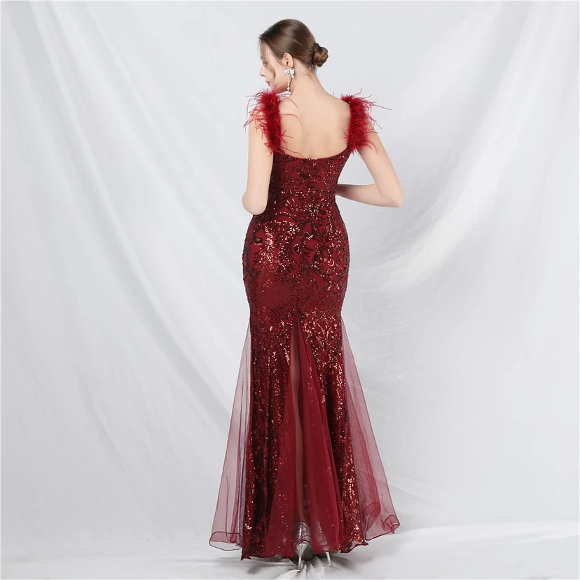 Robe longue haut de gamme en maille à sequins et plumes d'autruche. view 6