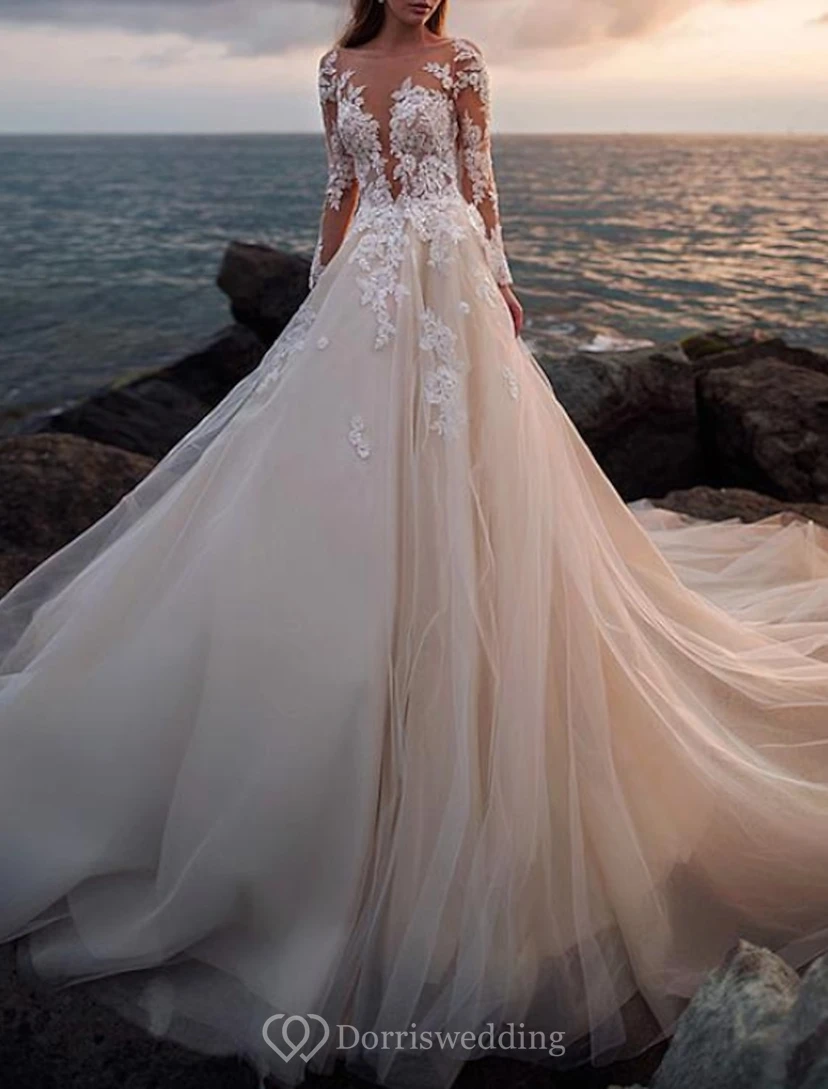 Elegantes, langärmeliges Ballkleid aus Spitze mit Kathedralenschleppe