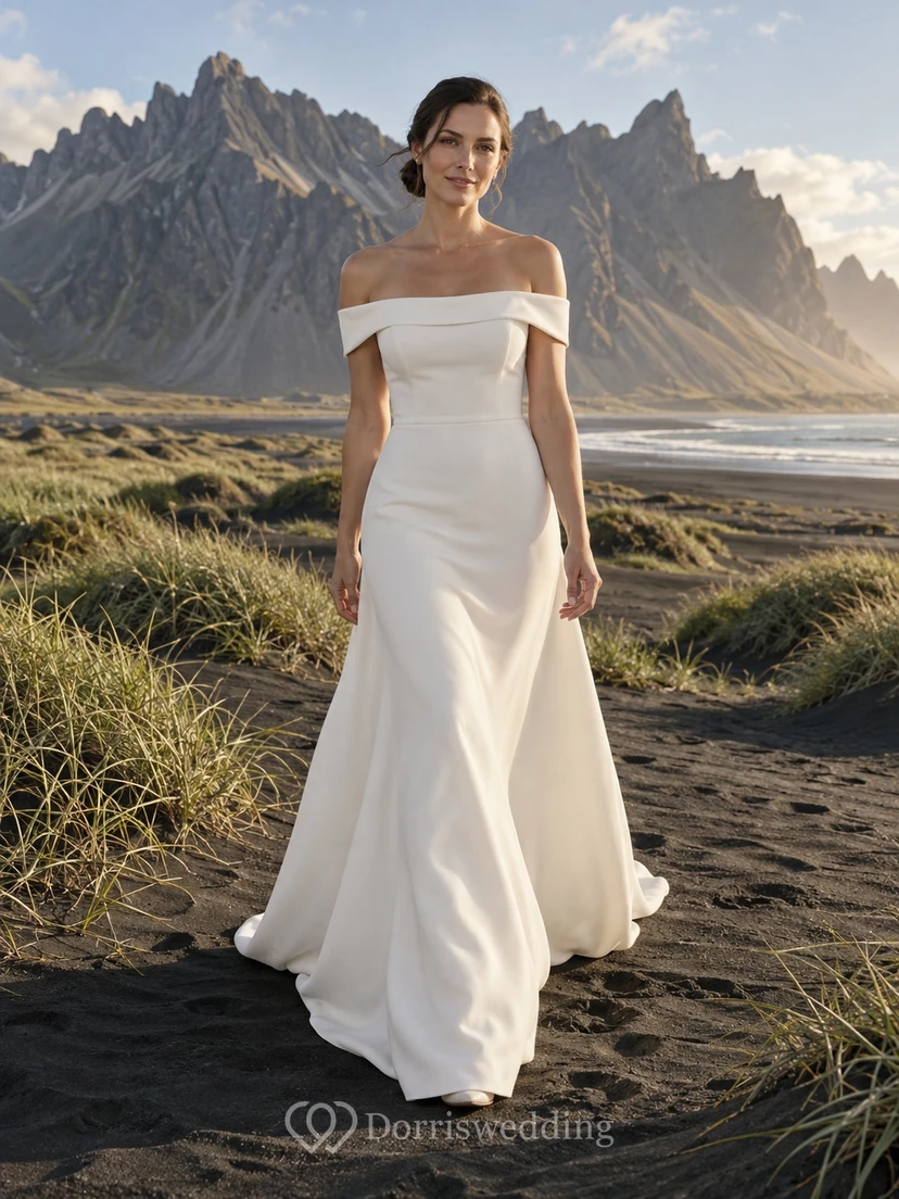 Sencillo vestido de novia de crepé con escote de hombros descubiertos, corte recto, escote plisado y bajo ligeramente acampanado.