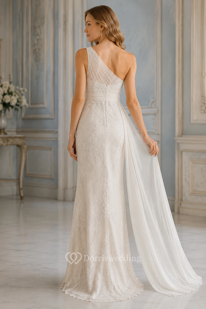 Robe de mariée fourreau asymétrique en dentelle et mousseline drapée sur le côté view 2