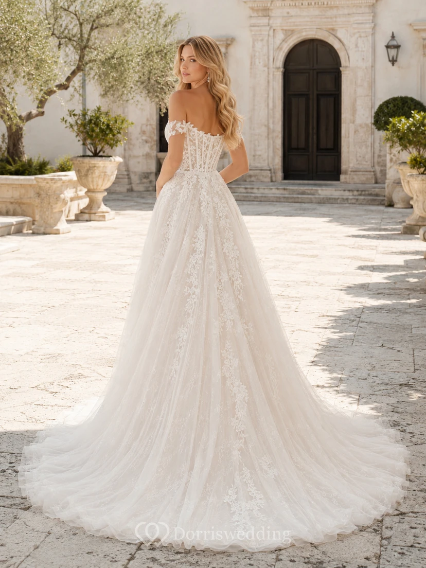 Robe de mariée romantique en dentelle et tulle, épaules dénudées, coupe trapèze courte, appliques chapelle, fermeture éclair classique au dos, longueur au sol view 2