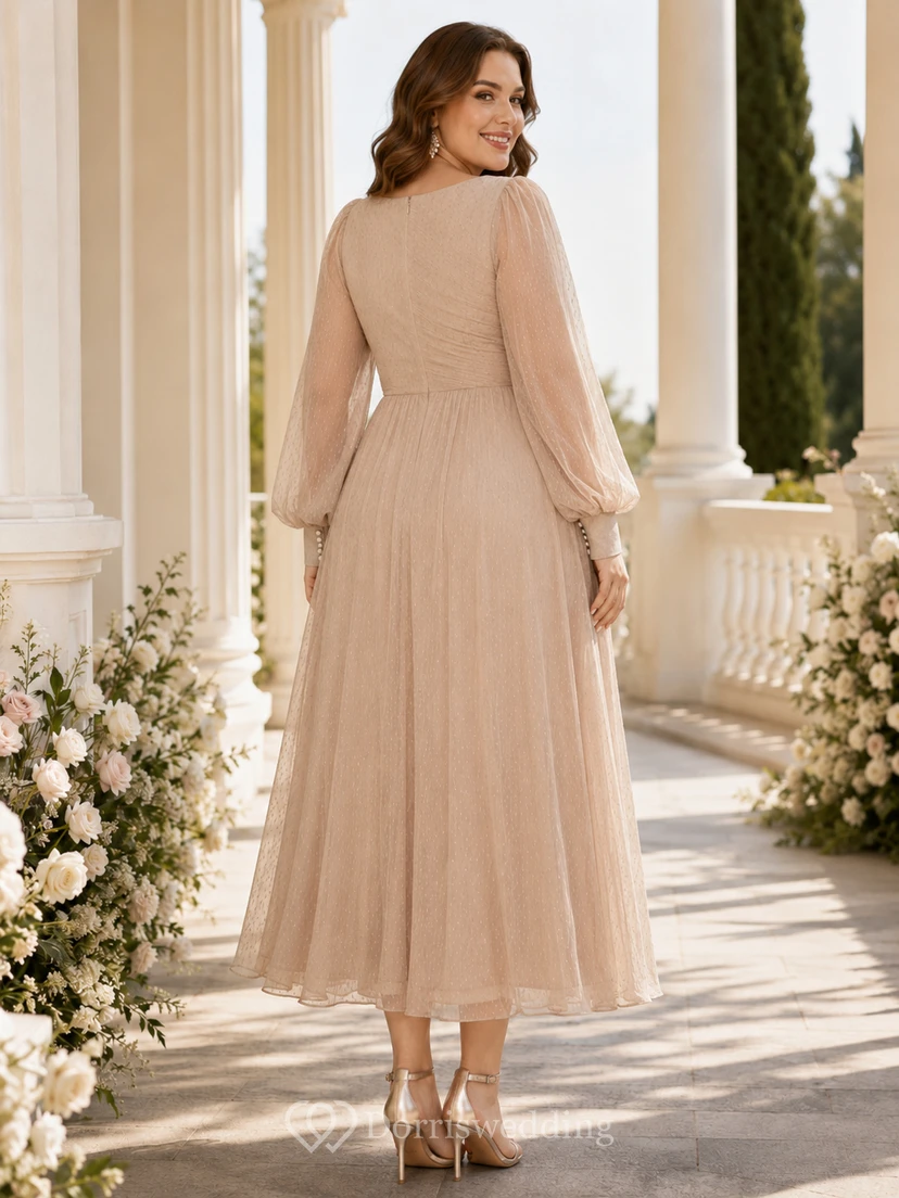 Robe d'invitée taupe en mousseline taupe à col V, manches longues et longueur cheville, taille grande taille. view 2