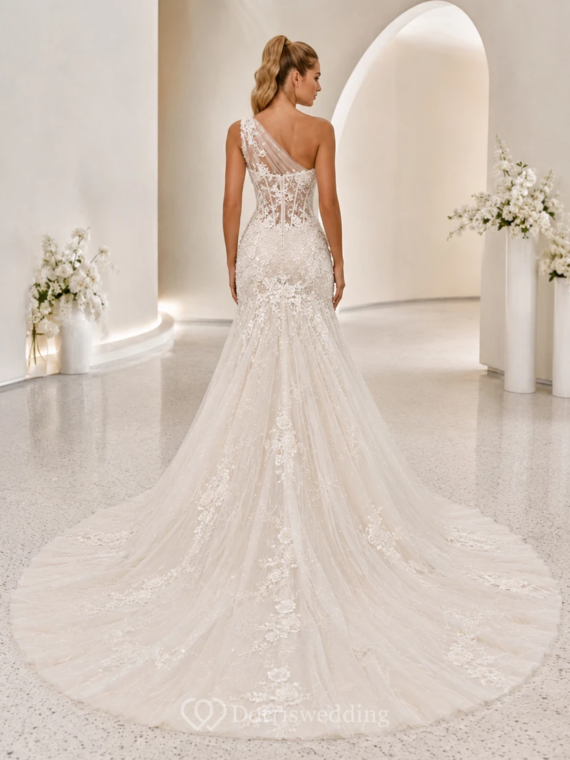 Robe de mariée sirène asymétrique en dentelle, sans manches, avec traîne chapelle et applications florales, idéale pour une salle de bal. view 2